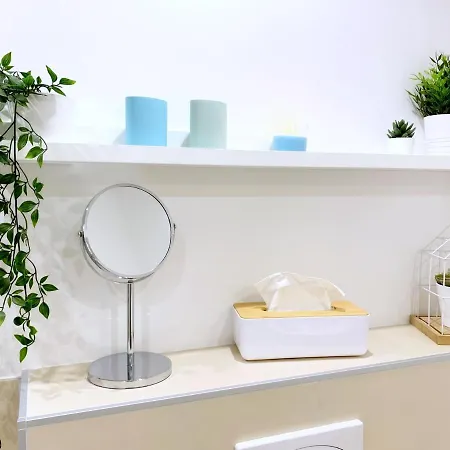 Moderne Mit Bodentiefer Dusche, Waschmaschine Und Kueche - 