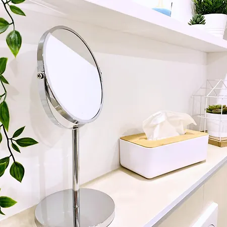 Moderne Mit Bodentiefer Dusche, Waschmaschine Und Kueche - 