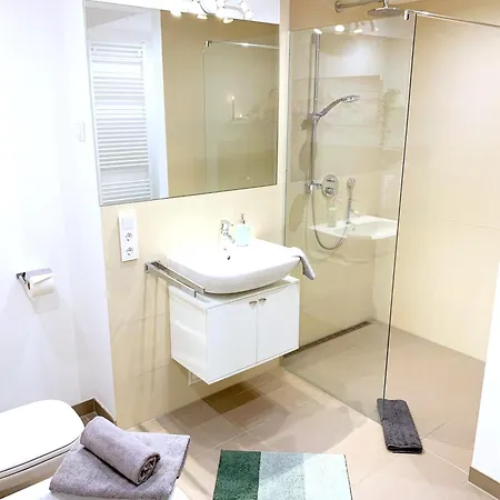 Apartment Moderne Mit Bodentiefer Dusche, Waschmaschine Und Kueche - 