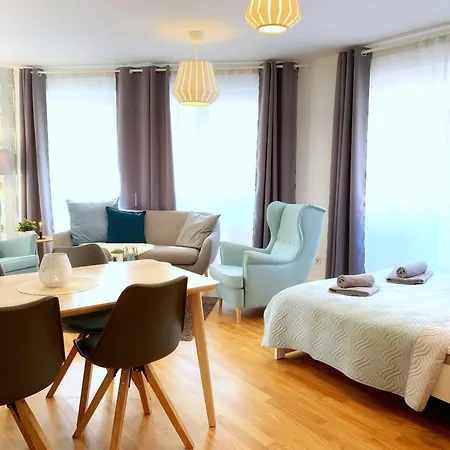 Moderne Mit Bodentiefer Dusche, Waschmaschine Und Kueche - 